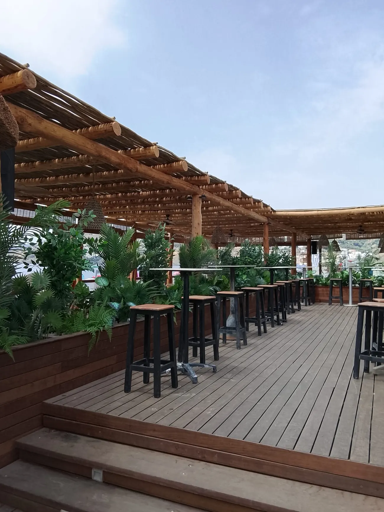 Chiringuito y beach bar de madera con cubierta de paja frente al mar en Marbella