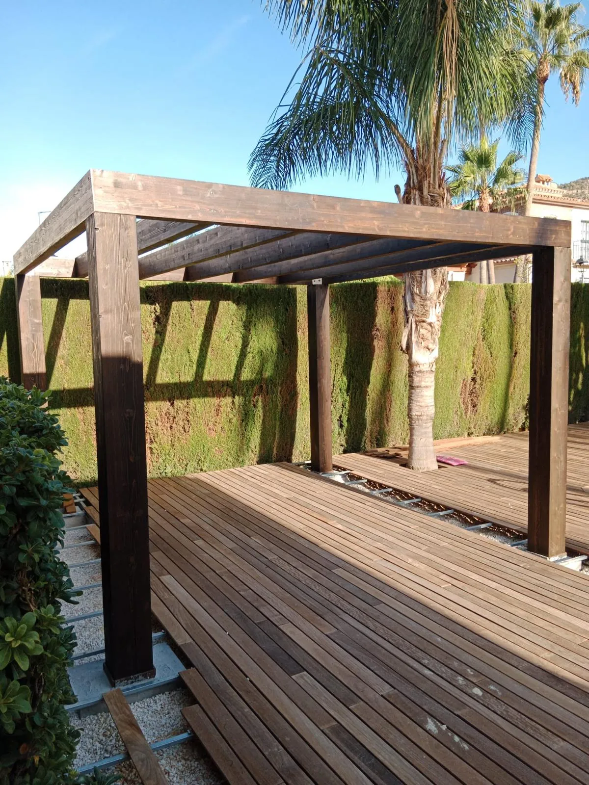 Pérgola de madera a medida instalada en una villa de Marbella