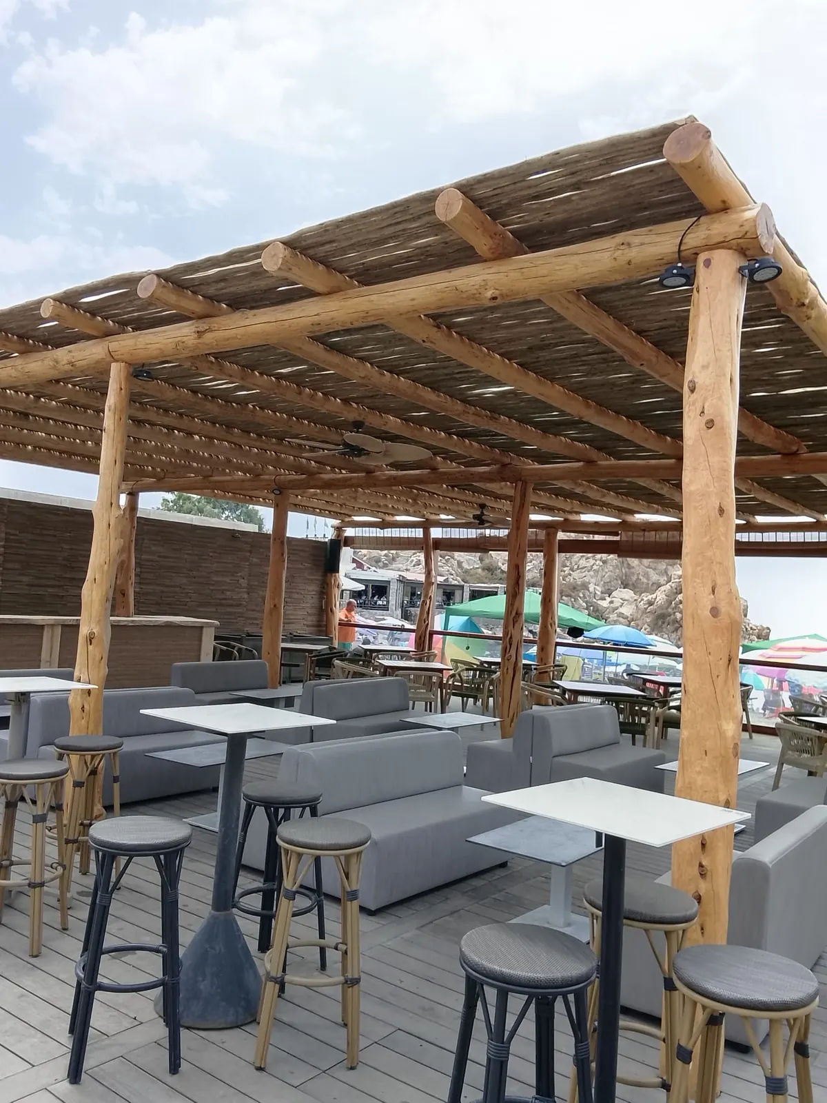 Chiringuito con terraza de tarima y cubierta de paja en Marbella