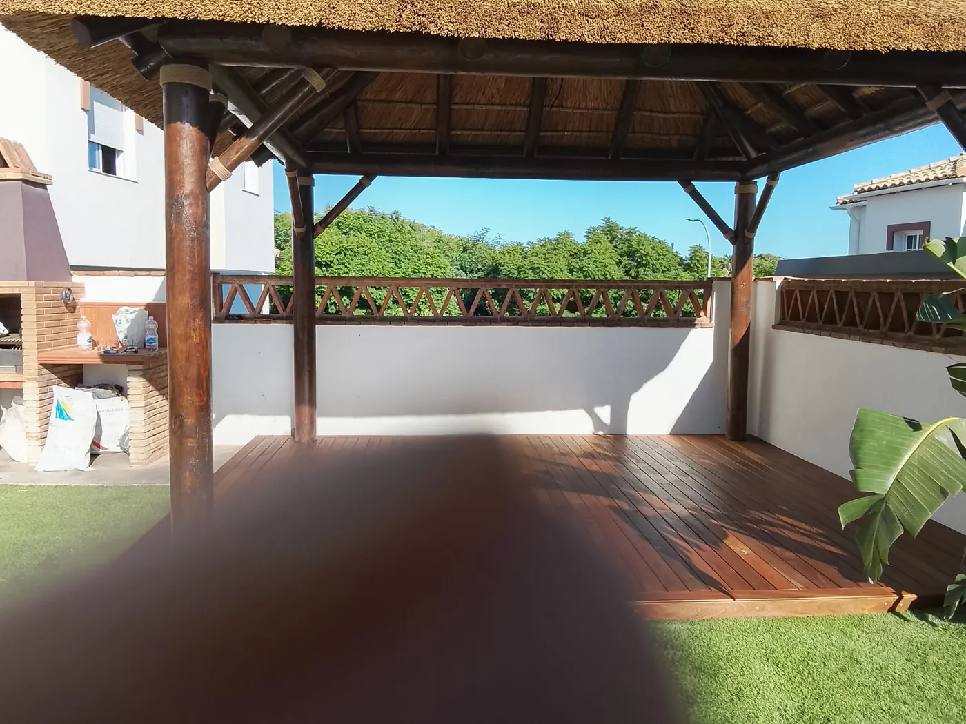 Porche de madera con cubierta de paja en una villa de Marbella