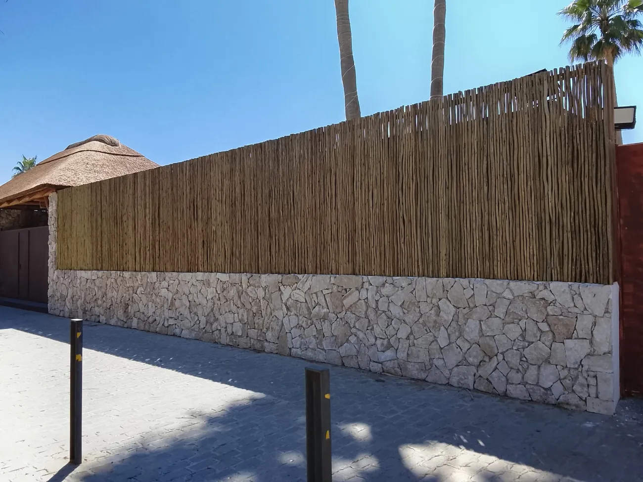 Vallado y celosía de caña y madera en una propiedad de Marbella